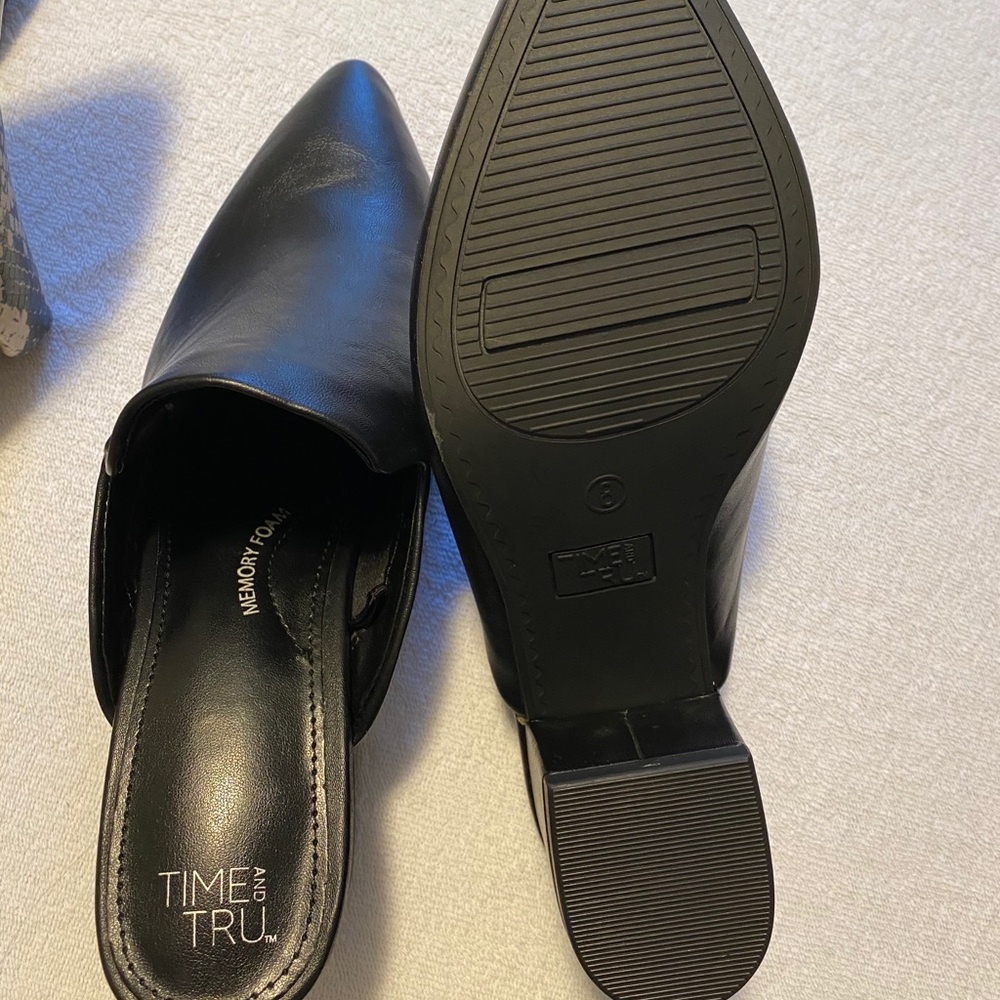 Black pointed toe shoes
